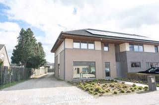 Ruime, hedendaagse woning nabij het centrum van Zulte, op wandelafstand van verschillende winkels. Deinze en Waregem zijn beiden op ongeveer...