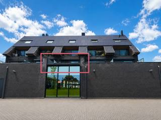 <p><strong>Appartement op de 1ste verdieping (lift aanwezig) met o.a. 1 slaapkamer, ruim zuidgeoriënteerd terras met zicht op groen, kelderberging, gem. fietsenberging & bovengrondse autostaanplaats. Gunstig en centraal gelegen te Geel Punt, op fietsafstand van het centrum van Geel, vlakbij alle invalswegen. EPC: 83 kWh/m² (label A). Gemeenschappelijke kosten: € 25 (forfait). Beschikbaarheid: 01/09/2026.</strong></p>
<p><strong>Ligging: </strong><span>Geel Punt- Het centrum van Geel, openbaar vervoer en faciliteiten zoals winkels en scholen liggen op een fietsafstand van het appartement. Vlotte verbinding naar de autosnelwegen en omliggende gemeenten.</span></p>
<p><strong>Indeling: </strong><span>inkomhal, slaapkamer, badkamer, leefruimte met open keuken, kelderberging, bovengrondse autostaanplaats & gemeenschappelijke fietsenberging.</span></p>
<p><strong>Beschrijving: </strong>dit appartement, gelegen op de 1ste verdieping, geeft via de inkomhal met ingebouwde vestiairekast toegang tot de leefruimte met open keuken. Dankzij de grote schuifraam geniet u van veel lichtinval. Het ruim (13m²) zuidgeoriënteerd terras heeft uizicht op groen. Verder een ruime slaapkamer met aansluitend de badkamer met douche, enkele wastafel in meubel, toilet en aansluiting voor een wasmachine.<br />Ten slotte is er een kelderberging, bovengrondse autostaanplaats & gemeenschappelijke fietsenberging.</p>