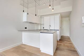 Appartement au rez-de-chaussée à vendre dans un emplacement privilégié à Anvers ! L'appartement est situé sur l'Eilandje, dans le centre d'Anvers. La connexion est facile grâce à la proximité des transports en commun et des principaux axes routiers. Rénové en 2014, l'appartement dispose également d'une terrasse spacieuse, idéale pour profiter du soleil ou prendre l'air !<br /><br />Disposition :<br />- Espace de vie<br />- Cuisine ouverte<br />- Salle de bain<br />- Chambre 1<br />- Chambre 2<br />- Terrasse très spacieuse de 20 m²<br /><br />L'atout absolu de cet appartement est sa spacieuse terrasse de pas moins de 20 m². Une rareté dans la ville ! Il y a suffisamment d'espace pour un grand salon, une table à manger et vos plantes. C'est l'endroit idéal pour déguster une tasse de café le matin ou un apéro/barbecue entre amis le soir.<br /><br />Cet appartement à vendre est proposé au prix de 349 000 euros.<br /><br /><br />Vous êtes intéressé par un appartement ou une maison à vendre à Anvers ? N'hésitez pas à nous contacter. <br />Si vous souhaitez proposer votre propre propriété à la vente, veuillez nous contacter pour une estimation gratuite, par téléphone au 03/206.76.76 ou par e-mail à antwerpen@dewaele.com. <br /><br />Vous pouvez également toujours contacter notre bureau d'Anvers pour toute autre question concernant l'immobilier ! <br />