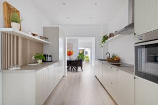 <p>Aan de Merksemsebaan in Wijnegem bevindt zich deze volledig gerenoveerde rijwoning met drie slaapkamers en een aangename, zuidwestgerichte stadskoer. De woning combineert een hedendaagse afwerking met een praktische indeling en beschikt bovendien over een gunstig EPC-label B.</p><p><strong>Wonen</strong><br />Via de inkomhal bereiken we de lichtrijke woonkamer die aansluit op de moderne, volledig ingerichte keuken. De verzorgde afwerking en de open verbinding tussen de leefruimtes zorgen voor een aangename woonomgeving.<br />De keuken beschikt over voldoende werk- en opbergruimte en is uitgerust met de nodige toestellen.<br />Op het gelijkvloers vinden we verder een hedendaags ingerichte badkamer en een afzonderlijk toilet.</p><p><strong>Slapen</strong><br />Op de eerste verdieping bevinden zich drie volwaardige slaapkamers en een tweede afzonderlijk toilet.</p><p><strong>Buitenruimte</strong><br />De zuidwestgerichte stadskoer van circa 20 m² vormt een aangename verlenging van de leefruimte en biedt ruimte om buiten te eten of te ontspannen.<br />Aansluitend bevindt zich een praktische berging.</p><p><strong>Extra bergruimte</strong><br />De woning beschikt over een droge kelder met twee afzonderlijke bergingen, ideaal voor bijkomende opslag.</p><p><strong>Ligging</strong><br />De woning ligt nabij het centrum van Wijnegem, op wandelafstand van winkels, horeca en dagelijkse voorzieningen. Ook scholen en openbaar vervoer bevinden zich in de omgeving. Via de R11 en E313 zijn Antwerpen en de omliggende gemeenten vlot bereikbaar.<br /> </p><p>Kortom, een instapklare woning met drie slaapkamers, een verzorgde buitenruimte en een gunstige energiescore. Een interessante keuze voor wie comfortabel wil wonen zonder eerst te moeten verbouwen.<br />Interesse? Neem gerust contact met ons op voor een bezoek.</p>