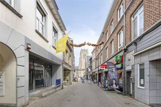 In het hart van Tongeren, gelegen in een levendige winkel-wandelstraat op slechts enkele stappen van de Grote Markt, bevindt zich dit veelzijdige handelspand. Het pand staat momenteel geregistreerd in het leegstandsregister, maar biedt dankzij het geldende Ruimtelijk Uitvoeringsplan (RUP) ook de mogelijkheid tot volledige residentiële herbestemming.<br /><br />Het handelsgelijkvloers beslaat maar liefst 211 m² en is momenteel ingericht als bankkantoor. De indeling omvat meerdere bureauruimtes, bergruimtes, een keuken, toilet en CV-ruimte. Dit ruime volume biedt tal van mogelijkheden voor zowel commerciële als residentiële doeleinden.<br /><br />Voor meer informatie kan u contact opnemen op het nummer 012 23 23 11 of via immo@confideo.be.