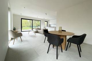 <p>Deze halfopen nieuwbouwwoning combineert hedendaags wooncomfort met een vooruitstrevende energie-efficiëntie. Dankzij het negatief E-peil woon je bijzonder zuinig, met een minimaal energieverbruik en een maximaal wooncomfort. De BEN-woning is uitgerust met de nieuwste duurzame technologieën, waaronder zonnepanelen, een warmtepomp, ventilatiesysteem D met warmterecuperatie, 3-dubbele zonwerende beglazing, regenwaterrecuperatie en een aansluiting voor een laadpaal.<br /><br />Bij het binnenkomen van de woning kom je in de inkomhal met gastentoilet, die toegang geeft tot een lichtrijke leefruimte met eetgedeelte en een prachtig zicht op de tuin. De grote raampartijen zorgen voor een overvloed aan natuurlijk licht en creëren een aangename woonbeleving. De volledig ingerichte moderne keuken heeft een aansluitende berging/wasplaats die tevens dienst doet als technische ruimte.<br /><br />Op de eerste verdieping bevinden zich drie slaapkamers, een berging/dressing en een badkamer met bad en douche. Buiten geniet je van een volledig omheinde oost gerichte tuin  <br />met terras waar je in alle rust kan ontspannen. Voor de wagens is er een garage en twee parkeerplaatsen voorzien. <br /><br />EPC -2 kWh/m²- label A+<br />Grondwaarde: 130.000€ + 12% registratierechten + constructiewaarde: 405.000€ + 21% BTW<br />WGlk-Gdv-Gvv-Gvkr</p>