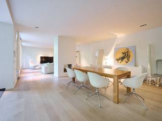 Located along the Abbaye de la Cambre park, a stone's throw from the Ixelles ponds, at the rear of a private mansion, rear house developing a...