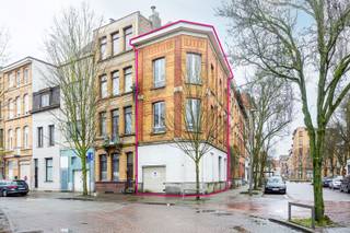 Te renoveren hoekwoning met garage<br /><br />Deze charmante hoekwoning bevindt zich op de rand van intramuros Borgerhout, een bruisende buurt met een vlotte bereikbaarheid. De woning heeft een Mobiscore van 9,4/10, wat wijst op de strategische ligging: op wandelafstand van een Velo-station, vlotte verbindingen naar de belangrijkste autosnelwegen en het stadscentrum binnen handbereik. Het gelijkvloers beschikt over een ruime garage, ideaal om jouw wagen, fietsen of werkmateriaal veilig te stallen. Op de eerste verdieping bevindt zich de toenmalige leefruimte met keuken. De grote ramen zorgen op elke verdieping voor een overvloed aan natuurlijk licht, wat de ruimtes een open en luchtige sfeer geeft. De tweede verdieping herbergt een slaapkamer en een badkamer, terwijl de mansardeverdieping plaats biedt voor een extra slaapkamer. Daarnaast is er ook een handige kelderberging aanwezig, perfect voor het opslaan van voorraad of gereedschap. Kortom, ideaal voor wie de handen uit de mouwen wil steken om hier zijn/haar thuis van te maken!<br /><br />Verplichte vermeldingen<br />EPC: 797 kWh:M²<br />P-score: C<br />G-score: C<br />Stedenbouwkundige inlichtingen: Vg, Wg, Gmo, Gvv, Vkr<br />Dit pand kan onderhevig zijn aan de renovatieverplichting die door de Vlaamse overheid wordt opgelegd voor residentiële gebouwen. Consulteer voor meer informatie de website van het Vlaams Energie- en Klimaatagentschap via https://www.vlaanderen.be/een-woning-kopen/renovatieverplichting-voor-residentiele-gebouwen-vanaf-2023.