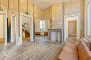Ce magnifique bâtiment commercial avec une façade orientée au sud et une forte apparence historique offre une opportunité unique d'établir une activité exclusive dans un emplacement central de Gand avec de nombreux passages. Pendant des années, le bâtiment a abrité le célèbre magasin Twiggy, un nom bien connu du public gantois, et est donc très reconnaissable.<br /><br />Le bâtiment a été rénové avec le souci du détail par le célèbre cabinet d'architecture De Vylder Vinck Taillieu, tout en conservant son caractère authentique. L'espace est idéal pour une solution de vente au détail de haute qualité qui met l'accent sur l'expérience et l'apparence.<br /><br />La cour privée permet d'échapper agréablement à l'agitation de la ville et, grâce aux grandes fenêtres, elle est également visible à l'intérieur.<br /><br />Situé près de la Vlaanderenstraat, à distance de marche du centre et à proximité du parking Zuid, le bâtiment est facilement accessible et entouré d'un environnement animé.<br /><br />Le rez-de-chaussée et le sous-sol sont idéaux pour le commerce, le premier étage est parfait comme bureau. L'ensemble du bâtiment peut également être loué comme bureau et offre des possibilités d'agrandissement jusqu'à 650 m². <br /><br />Surface :<br />- Sous-sol : 167 m²<br />- Rez-de-chaussée : 167 m²<br />- Premier étage : 167 m²<br />- Total : 500 m²<br /><br />Spécifications :<br />- Panneaux solaires<br />- Chauffage central au gaz naturel<br />- Ascenseur <br />- Douche<br />- Sanitaire<br /><br />Disponibilité :<br />Pour discuter.<br /><br />Êtes-vous intéressé par cette propriété commerciale à louer dans le centre de Gand ? N'hésitez pas à nous contacter au 09 245 35 35 ou à business.gent@dewaele.com