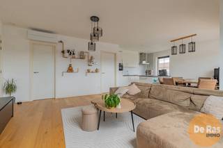 EERSTE BEZOEKDAG ZATERDAG 30/5 VAN 10U TOT 12U (enkel op afspraak!)<br /><br />SERSKAMP - Dit unieke appartement maakt deel uit van een keurige, recente residentie, vlakbij de dorpskern van Serskamp. In de directe omgeving zijn verschillende kleinhandelszaken, een schooltje, openbaar vervoer. Met bosrijk gebied &amp; de Kalkense Meersen in de directe omgeving vormt dit een ideale uitvalsbasis voor fietsers én wandelaars. De E40 bereik je binnen de 10 min.<br /> <br />Het appartement omvat een lichtrijke leefruimte waar de open keuken perfect geïntegreerd is. Verder is er een praktische berging/wasplaats, een nachthal, een badkamer met ligbad, twee slaapkamers voorzien van airco (warmte/koeling) en een apart toilet. De leefruimte geeft uit op een aangenaam terras. Bovendien beschikt dit appartement over een ondergrondse staanplaats en kelder. Deze zijn verplicht aan te kopen (20.000€).<br />Het appartement is uitgerust met een mooie parketvloer en een zeer gunstig E peil. <br />Ideaal voor eigen bewoning maar zeker ook als investering! <br /><br />Troeven: zeer gunstig EPC (E48), energiezuinig, recent gebouw in aangename omgeving, rustig maar toch centrale ligging,....<br /><br />Kortom: Bent u op zoek naar een recent energiezuinig tweeslaapkamer appartement in een aangename woonomgeving? <br />Aarzel dan niet en maak snel een afspraak 053/60.65.60<br /><br /> De vermelde prijs is een richtprijs. Na ontvangst van de biedingen zal de verkoper beslissen of hij/zij de eigendom verkoopt aan het beste bod. De richtprijs is aldus niet bindend voor de verkoper.