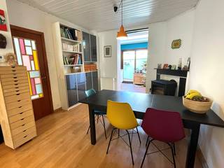 Welkom in deze charmante eengezinswoning, ideaal gelegen in het centrum van Jette, in de gezellige wijk Théodore. Niet alleen biedt deze woning comfortabel wonen maar ook een handige nabijheid tot alle essentiële voorzieningen (Garcet Park, winkels, scholen, openbaar vervoer, treinstation en Place du Miroir en Cardinal Mercier). Dit is een ideale keuze voor wie comfort en bereikbaarheid belangrijk vindt. De woning beschikt over een inkomhal, en mooie leefruimte, met een gezellige houtcassette, een ingerichte keuken (oven, vaatwasser kookplaat op inductie) met veel lichtinval en een aansluitende kleine koer. Op het gelijkvloers bevindt zich ook een recent gerenoveerde badkamer met inloopdouche, geïntegreerde lavabo en toilet. Op de bovenverdieping vinden we een nachthal met toilet, een ruime slaapkamer (17,5m²) en een kleinere kamer (8m²). Op ,de zolderverdiep bevinden zich nog eens 2 slaapkamers (elk 12m²) waarvan 1 met mezzanine en kleine bergruimte. Troeven: Ideale ligging, dubbele beglazing met rolluiken vooraan op het gelijkvloers, de elektriciteit is conform, centrale verwarming op gas, en een kelder om je spullen op te bergen. Neem vandaag nog contact met ons op voor een bezichtiging en wie weet trek jij binnenkort in de thuis van je dromen!