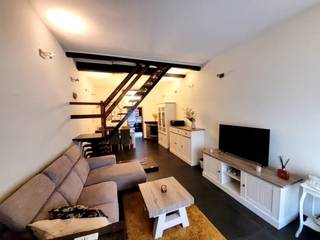 <p>Op zoek naar een instapklare, zorgvuldig onderhouden woning op een toplocatie? Deze charmante stadswoning combineert de absolute rust van een autoluwe, groene straat met het bruisende stadsleven op wandelafstand.</p><p>Gelijksvloer: Via een recent vernieuwde deur kom je binnen in het gezellige salon en de woonkamer, voorzien van een nieuw venster dat zorgt voor heel wat lichtinval. In het verlengde van de leefruimte bevindt zich de propere en goed onderhoude keuken. Verder vind je op het gelijkvloers ook het afzonderlijke toilet, wasruimte en heb je toegang tot een grote, droge kelder die uitstekende opbergmogelijkheden biedt.</p><p>Eerste verdieping: Hier vind je de eerste grote slaapkamer en de ruime badkamer, uitgerust met een ligbad. Vanuit deze verdieping heb je tevens toegang tot het ingesloten dakterras op de keuken: een praktische buitenruimte waar je in absolute privacy (zonder enige inkijk) geniet van de buitenlucht.</p><p>Tweede verdieping: Deze volledige verdieping herbergt nog eens twee volwaardige, grote slaapkamers.</p><p>Toplocatie in Mechelen: Midden in het centrum, vlakbij de winkelstraten en op amper 2 minuten wandelen van de Vismarkt en haar gezellige horeca.</p><p>Rust & Groen: Gelegen in een recent heringerichte, autoluwe straat met extra groenaanleg en enkel plaatselijk verkeer.</p><p>Slim mobiliteitsvoordeel: De hele Mechelse ring is eenrichtingsverkeer, maar als bewoner van deze straat mag je de busstrook volgen tot aan de McDonald’s. Zo rijd je vlot in beide richtingen en sta je met de auto in een handomdraai in het noorden van Mechelen zonder de hele ring rond te moeten rijden!</p><p>Vlot bereikbaar: De autosnelweg is in minder dan 5 minuten bereikbaar.</p>