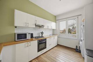 Gelegen aan de Kapelsesteenweg 567 Mariaburg Ekeren, bieden wij duplex appartement te huur aan. Vrij vanaf 1 april 2026<br /><br /><br />Dit appartement is ideaal voor een koppel met 1 kindje of 1 ouder met 1 kindje die op zoek zijn naar een woning. De woning is uitstekende bereikbaarheid tot het centrum en andere nabijgelegen voorzieningen. Winkels, restaurants, scholen en openbaar vervoer liggen allemaal op loopafstand. <br />Indeling : 1ste verdieping: leefruimte met open keuken op parket 39m² (oven/ -gasfornuis- dampkap) aansluiting voor was-en droogkast, hall, badkamer met douche en lavabo met spiegelkast . <br />2de verdieping, 2 slpks 15.17m² en 24.32m², hall en toilet.<br />Overal rolluiken, <br />Boven broodjeszaak in het weekend gesloten, geen onder noch boven buren. <br />Epc 300 Klasse C<br />Totale oppervlakte 95m²<br />Het appartement wordt ALL-IN verhuurd. Huurprijs 1000€ + 200€ (voorschot gas/elektriciteit &amp; water (inbegrepen)) Jaarlijks herzienbaar.<br />Bezichtiging na afspraak<br />Graag uw reactie met korte beschrijving van uzelf en van de mede bewoners en vanaf wanneer u zou huren.<br />