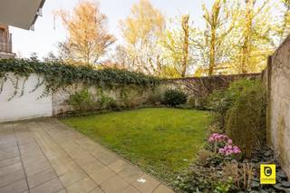 <p><span>Charmant en lichtrijk gelijkvloers appartement met grote tuin in Wilrijk!</span></p><p><span>Op zoek naar een karaktervol appartement met een uitzonderlijke buitenruimte? Dit gelijkvloers 1-slaapkamerappartement aan de Ringlaan 73 in Wilrijk combineert authenticiteit, warmte en licht op een unieke manier een plek waar je je meteen thuis voelt.</span></p><p><span>Locatie: </span></p><p><span>Het appartement geniet van een uitstekende ligging in Wilrijk. De Ringlaan bevindt zich op een centrale locatie met vlotte verbinding naar Antwerpen, de A12 en de Antwerpse Ring. In de directe omgeving vindt u tal van winkels, supermarkten, scholen, openbaar vervoer en sportfaciliteiten. Bovendien liggen ook Park Den Brandt, Park Middelheim en het Nachtegalenpark op korte afstand, ideaal voor ontspanning en wandelingen in het groen. </span></p><p><span>Indeling:</span></p><p><span>Bij het betreden van het appartement kom je binnen in een uitnodigende inkomhal. De stijlvolle dambordtegel zet meteen de toon en vormt een elegante leidraad doorheen de woning.</span></p><p><span>Aan de linkerkant bereik je via een dubbele deur de lichtrijke leefruimte. Hier zorgen het prachtige visgraatparket en de brede raampartijen voor een warme, tijdloze uitstraling en een overvloed aan natuurlijk licht. Een ideale plek om tot rust te komen of gasten te ontvangen in een gezellige setting.</span></p><p><span>Achteraan bevindt zich de uitzonderlijk ruime slaapkamer van maar liefst 21 m². Deze kamer biedt meer dan voldoende plaats voor een groot bed, dressingkasten en eventueel een werkhoek. Bovendien is de slaapkamer uitgerust met automatische rolluiken, wat zorgt voor extra comfort, privacy en een goede nachtrust.</span></p><p><span>Naast de slaapkamer ligt de volledig geïnstalleerde keuken, afgewerkt met een duurzaam granieten werkblad en voorzien van alle hedendaagse toestellen (spoelbak, inductiekookplaat, combi oven, vaatwasser en veel opbergruimte). Vanuit de keuken heb je directe toegang tot de prachtige tuin van ca. 80 m². Dankzij de beperkte inkijk geniet je hier in alle rust en privacy. Denk aan lange zomeravonden, gezellige diners buiten of een rustige ochtendkoffie in het groen, de perfecte verlenging van je leefruimte.</span></p><p><span>Verder beschikt het appartement over een badkamer met authentieke, karaktervolle tegels, uitgerust met ligbad, douche en lavabo (met renovatiemogelijkheden naar eigen smaak). Daarnaast is er nog een apart toilet en een praktische vestiairekast.</span></p><h3><span>Extra troeven van deze woning:</span></h3><ul><li><span>Gunstig EPC (label C) </span></li><li><span>Elektriciteit conform </span></li><li><span>Authentieke elementen en veel lichtinval </span></li><li><span>Ruime slaapkamer </span></li><li><span>Grote tuin (ca. 80 m²) met veel privacy </span></li><li><span>Dubbele beglazing (hoogrendement PVC) </span></li><li><span>Mogelijkheid tot huren van garagebox op wandelafstand (ca. 150 m) </span></li><li><span>Kelderberging aanwezig</span></li></ul><p><span> </span></p><p><span>Dit instapklare appartement combineert ruimte, licht en een praktische indeling met een uitstekende bereikbaarheid. De perfecte match voor wie op zoek is naar wooncomfort op een strategische locatie.</span></p><p><span> </span></p>