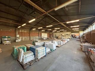 Deze veelzijdige opslag- of werkruimte van 833 m² is opgedeeld in twee grote, aaneensluitende ruimtes en beschikt over een sectionale poort,...