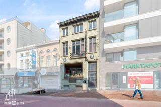 Catering property for sale on prime location in Sint-Niklaas - near the Grote MarktUnique opportunity for restaurant owners or investors! This fully furnished catering property is located on an absolute top location, within walking distance of the renewed Grand Place of Sint-Niklaas.The ground floor is ready to move in and is equipped with a fully equipped bar, including counter and coolers. Furthermore, the building has sanitary facilities and a practical cellar space that is ideal for storage.On the second floor is a spacious party room, perfect for events, private parties or expansion of the catering business.In addition, the property features a studio/apartment (top floor), providing additional opportunities for personal occupancy, staff or rental.Advantages:- Prime downtown location- Fully equipped catering space- Cellar for storage- Party room on the second floor- Studio/apartment available- Located at the renovated Market SquareA rare opportunity to acquire a versatile hospitality property in an excellent location!