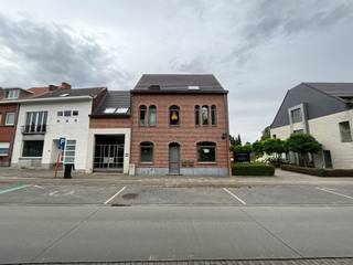 <p><span> </span>2 slp appartement met parking en terras</p><p>Dit duplex-appartement heeft een bewoonbare oppervlakte van 85 m² en ligt op wandelafstand van het stadscentrum Aalst, bushaltes en winkels.</p><p>Het appartement bestaat uit een ruime woonkamer, een eetkamer met een open keuken die is uitgerust met een oven, vaatwasser en koelkast, twee slaapkamers, een badkamer, een handige wasplaats en extra berging. Alsook nog een leuk dakterras.</p><p>Dit pareltje is uitgerust met alle hedendaagse technieken.</p><p>Is beschikbaar vanaf 01/12/2026.</p><p>Voor meer informatie neem contact op via info@derick.be</p>