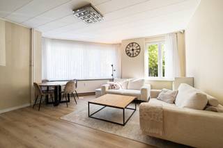 <p><strong>Te koop: instapklaar halfopen appartement in het centrum van Vilvoorde, op Franklin Rooseveltlaan 51.</strong></p><p>Dit appartement, gebouwd in 1959, ligt op wandelafstand van scholen, openbaar vervoer, park, treinstation en belangrijke invalswegen. Dankzij de centrale ligging geniet u van alle voorzieningen binnen handbereik. Het pand is volledig instapklaar en biedt bovendien de mogelijkheid om een garagebox aan te kopen voor €30.000.</p><p><br /></p><p><strong>Indeling:</strong></p><p>• Inkomhal (9,6 m²) met parlofoon en ingemaakte kasten</p><p>• Woonkamer (23,2 m²) met aangename lichtinval</p><p>• Keuken (6,8 m²) uitgerust met dubbele spoelbak, vaatwasser, dampkap, oven en inductiekookplaat</p><p>• Badkamer (5,2 m²) met douche, wastafel in meubel, aansluiting voor wasmachine en droogkast</p><p>• Slaapkamer (10,5 m²)</p><p>• Slaapkamer (17,6 m²)</p><p>• Individuele kelder (5,0 m²)</p><p>• Garage (15,9 m²) optioneel aan te kopen</p><p><br /></p><p><strong>Troeven:</strong></p><p>• Gelegen in het centrum van Vilvoorde</p><p>• Volledig instapklaar</p><p>• Mogelijkheid tot aankoop garagebox (€30.000)</p><p><br /></p><p><strong>Neem vandaag nog contact op met Selena Perez y Latorre via +32 2 335 11 13 voor een bezoek.</strong></p><p>JOUW DROOMAPPARTEMENT. ZO GEVONDEN!</p>
