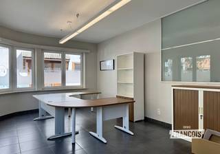 In het centrum van Eeklo, nabij winkels, horeca, openbaar vervoer en andere belangrijke handelszaken, bevindt zich deze recente en instapklare kantoorruimte van 125 m². Dankzij de commerciële ligging en de vlotte bereikbaarheid vormt dit pand de ideale uitvalsbasis voor zelfstandigen, vrije beroepen of ondernemingen die op zoek zijn naar een professionele werkruimte in hartje Eeklo.<br /><br />Het handelspand beschikt over een ruime open kantoorruimte, aangevuld met een afzonderlijk bureau of vergaderzaal. Verder is er een praktische archiefruimte aanwezig, evenals een uitgeruste keuken, apart toilet, badkamer en technische ruimte.<br /><br />Een bijkomende troef is de inpandige garage, die kan dienen als parkeerplaats of extra stockage. Dankzij de centrale ligging en de functionele indeling is deze kantoorruimte geschikt voor diverse professionele activiteiten.<br /><br />Bent u op zoek naar een centraal gelegen kantoorruimte in Eeklo met een inpandige garage? Aarzel niet en neem vandaag nog contact op met Dario Van Kerckvoorde van Immo Francois Meetjesland voor meer informatie of om een bezoek te plannen.<br /><br />WILT U ALS EERSTE OP DE HOOGTE ZIJN VAN ONS AANBOD? 1) STUUR ONS UW ZOEKVOORKEUREN EN WE BLIJVEN IN CONTACT, 2) VOLG @IMMOFRANCOISMEETJESLAND OP INSTAGRAM<br /><br />