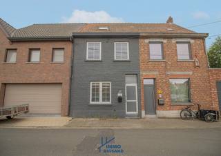 In een doodlopende straat, vind je deze volledig gerenoveerde gesloten woning die voldoet aan alle hedendaagse energie- en comfortnormen.Er is...