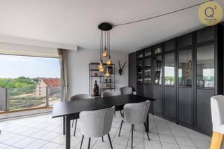Ruim en verzorgd bemeubeld appartement op de 5e verdieping met uitzicht op het Calmeynbos.<br />Het appartement heeft een volledig ingerichte open keuken en een ruime woonkamer met veel lichtinval. Het doorlopend terras dat het appartement volgt van oost naar zuid heeft een eindeloos uitzicht. De nachthal geeft toegang tot 3 slaapkamers, 2 badkamers, gastentoilet en wasplaats. Aanpalend aan de middelste slaapkamer is een apart terrasje. Eén badkamer heeft een dubbele lavabo en een ligbad, de andere badkamer heeft één lavabo en een douche.<br />In de ondergrondse parking is een garagebox die mogelijks mee aan te kopen is voor 60.000€. (momenteel wordt deze niet apart verkocht)<br />EPC 221kWh/m² - UC 2604597. (Wg-Vg-Gvv-Gmo-Gvkr)