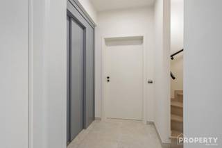 <p><span>Rustig gelegen gelijkvloerse nieuwbouwappartement met een vlotte verbinding naar de omliggende steden.</span></p><p><span>Via de inkomhal komt u binnen in de gezellige leefruimte met open, volledig ingerichte keuken en aansluitende berging. Het appartement beschikt verder over twee slaapkamers en een ingerichte badkamer met douche.</span></p><p><span>Aansluitend aan de woonkamer bevindt zich een aangenaam terras, een fijne plek om in alle rust van het buitenleven te genieten.</span></p><p><span>Wie extra ruimte wenst, kan optioneel een garage, parkeerplaats of berging bijkopen. Daarnaast is er een gemeenschappelijke fietsenberging voorzien.</span></p><p><span>Meer informatie of graag eens komen kijken? Bel gerust naar 0476 46 12 87.</span></p><p><span> </span></p>