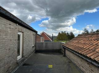 <p><span>Ruime gezinswoning met veel potentieel op een uitstekende locatie.</span></p><p><span>Bij het betreden van de woning kom je terecht in een verzorgde inkomhal met ingemaakte kasten, vestiaire en schoenkast, stijlvol afgewerkt met ingebouwde spots. De lichtrijke leefruimte sluit naadloos aan op de eetkamer en biedt bovendien uitbreidingsmogelijkheden.</span></p><p><span>De keuken is uitgerust met een gasvuur en oven en kan, indien gewenst, verder uitgebreid of gemoderniseerd worden naar eigen smaak.</span></p><p><span>De woning beschikt over maar liefst vier volwaardige slaapkamers op het gelijkvloers, waaronder een sfeervolle kinderkamer/prinsessenkamer. Alle kamers zijn ongeveer even groot en voorzien van praktische ingemaakte kasten en een bureau. Eén van de slaapkamers, gelegen achter de leefruimte, kan eenvoudig geïntegreerd worden in de woonkamer door het verwijderen van een gyprocwand. Zo creëer je moeiteloos een extra ruime, open leefruimte met zicht op de tuin.</span></p><p><span>Verder vind je op het gelijkvloers een aparte berging, een gastentoilet, een wasruimte en een garage met manuele poort. De badkamer is uitgerust met een ligbad, dubbele lavabo en toilet.</span></p><p><span>Op de eerste verdieping bevinden zich nog extra polyvalente ruimtes afgewerkt met laminaat, waaronder een bijkomende slaapkamer en een kinderkamer of bureauruimte. Daarnaast is er een tweede badkamer met inloopdouche, dubbele lavabo en toilet. Als extra troef beschikt deze verdieping over een aangenaam dakterras.</span></p>