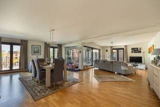 <p><span>Wonen op een unieke locatie in het historische centrum van Mechelen, met een prachtig uitzicht op de Dijle, de levendige Vismarkt en de iconische Sint-Romboutstoren? Dit ruime appartement van 142 m² combineert een uitzonderlijke ligging met comfort, licht en ruimte.</span></p><p><span>Gelegen op de eerste verdieping van de gegeerde Lamot-site, geniet dit appartement van twee aangename terrassen. Het eerste terras biedt een prachtig zicht op de Dijle en de Vismarkt, terwijl het tweede uitkijkt op het sfeervol aangelegde binnenplein. Dankzij de grote raampartijen baadt de leefruimte in natuurlijk licht en geniet u vanuit de woonkamer, keuken en het terras van een uniek stadszicht.</span></p><p><span>De indeling omvat een ruime inkomhal met gastentoilet, een praktische wasplaats/berging, een lichtrijke woonkamer, een goed uitgeruste keuken, twee volwaardige slaapkamers en een badkamer. De keuken is uitgerust met ingebouwde kasten, een inductiekookplaat, dampkap, vaatwasser, dubbele spoelbak, oven en koelkast. De badkamer beschikt over een ligbad met douchemogelijkheid en een dubbele lavabo.</span></p><p><span>Een absolute meerwaarde is de ondergrondse dubbele autostaanplaats op niveau -2, bereikbaar via de Guldenstraat (Q-Park-inrit). Daarnaast is er op de binnenkoer een gemeenschappelijke fietsenberging aanwezig.</span></p><p><span>Het appartement wordt momenteel verhuurd aan 1.100 euro per maand (incl. kosten). </span></p><p><span>De gemeenschappelijke kosten bedragen 226 euro per maand. </span></p><h3><span>Troeven:</span></h3><ul><li><span>Zicht op de Dijle, Vismarkt en Sint-Romboutstoren.</span></li><li><span>Dubbele ondergrondse autostaanplaats inbegrepen.</span></li><li><span>Gemeenschappelijke fietsenberging.</span></li><li><span>Nieuwe CV-ketel (2026).</span></li></ul><p><span> </span></p><p><span>Een uitzonderlijke kans voor wie ruimte, comfort en een unieke stadslocatie weet te waarderen.</span></p><p><span> </span></p><p><span>Ben jij geïnteresseerd in dit appartement te koop in Mechelen, ben je op zoek naar ander vastgoed, een investering of wens je de waarde van jouw eigendom te kennen? Dan ben je bij </span><span>BOLT Immo</span><span> aan het juiste adres! Wij helpen jou graag verder.</span><span> </span></p><p><span> </span></p>