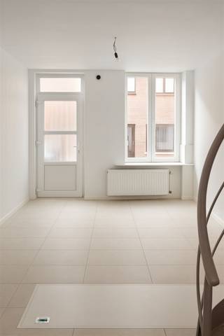 <h3><span>Instapklare stadswoning met 2 slaapkamers en buitenruimte vlakbij het centrum!</span></h3><p><span>Ontdek deze gezellige stadswoning met een bewoonbare oppervlakte van 76 m², perfect gelegen op wandelafstand van het bruisende stadscentrum, winkels en invalswegen.</span></p><p><span>Bij het binnenkomen word je verwelkomd in een lichte, open leefruimte met een ingerichte keuken en een moderne draaitrap naar de bovenverdieping. Aansluitend bevindt zich een knus terrasje, ideaal voor een koffiemoment in de buitenlucht of een praktische opbergruimte. Op het gelijkvloers vind je bovendien een</span><span> </span><span>gastentoilet</span><span> </span><span>en toegang tot de kelder via een handig luik in de leefruimte. </span></p><p><span>Op de eerste verdieping is er een ruime slaapkamer van 12,9 m² en een badkamer met toilet, douche, lavabomeubel en aansluiting voor de wasmachine.<br />De zolderverdieping biedt nog een extra slaapkamers en een bureau of hobbyruimte.</span></p><p><span>Deze woning is instapklaar, beschikt over een goede EPC-score (label B) en een conforme elektrische installatie een interessante investeringsopportuniteit voor verhuur of een ideale starterswoning!</span></p><p><span>Momenteel is de woning verhuurd; het lopende huurcontract dient gerespecteerd te worden. </span></p>