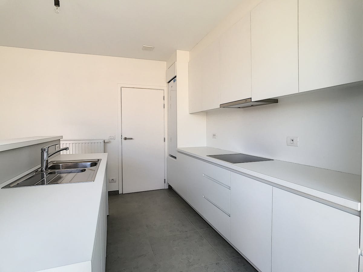 Recente woning met 3 kamers, tuin en carport te huur - foto 2