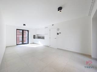 <p>Binnen het project Mench biedt dit één slaapkamerappartement een moderne en groene leefomgeving in het hart van Schaarbeek. Opgezet rond een grote gemeenschappelijke aangelegde tuin creëert het project een echte oase van rust in de stad, terwijl het perfect verbonden blijft met openbaar vervoer en voorzieningen.</p>
<p>Het appartement bestaat uit een lichte leefruimte met een open, volledig uitgeruste keuken, die een gezellige en functionele ruimte biedt. De slaapkamer, comfortabel en goed ingedeeld, garandeert rust en privacy. Een privatieve buitenruimte maakt het geheel compleet, ideaal om van mooie dagen te genieten.</p>
<p>De technische voorzieningen zijn van hoge kwaliteit: uitstekende energieprestatie met een EPC A, warmtepomp, zonnepanelen, ventilatiesysteem met dubbele flux, vloerverwarming, kwaliteitsvolle materialen en verzorgde afwerkingen. Lage provisies. Onmiddellijk beschikbaar. Mogelijkheid om een parkeerplaats te huren tegen meerprijs (met of zonder laadpaal). Oppervlaktes worden ter indicatie meegedeeld.<br /><br /></p>
<p><u>Indeling</u>:</p>
<ul>
<li>Entreehal - toilet met wastafel</li>
<li>Slaapkamer 1</li>
<li>Doucheruimte</li>
<li>Woonkamer met volledig ingerichte keuken</li>
<li>Terras</li>
</ul>