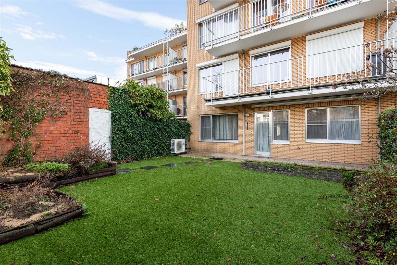 Ruim gelijkvloers appartement met tuin en garagebox - foto 2