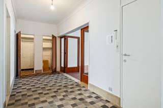 Bent u op zoek naar een ruim gelijkvloers appartement met een grote tuin? Dan is dit appartement zeker een bezoek waard. Met drie volwaardige slaapkamers, een privatieve garage en een EPC-label C biedt deze woning tal van mogelijkheden voor gezinnen, koppels of wie comfortabel gelijkvloers wil wonen.<br /><br />De inkomhal met berging/vestiaire geeft toegang tot de lichtrijke woonkamer, afgewerkt met parket en voorzien van een sierhaard. De functionele keuken is uitgerust met een gasfornuis, oven, dampkap en spoelbak en biedt directe toegang tot het terras en de ruime tuin van maar liefst 174 m².<br /><br />Het appartement beschikt over drie slaapkamers van 11 m², 13 m² en 17,5 m². Eén slaapkamer geeft rechtstreeks uit op de tuin, terwijl de grootste slaapkamer aansluit op de badkamer. De badkamer is uitgerust met een ligbad, douche en dubbele lavabo. Verder is er een apart toilet.<br /><br />Een extra troef is de privatieve garage, die verplicht mee aan te kopen is voor € 40.000 en zorgt voor een comfortabele parkeer- en opbergmogelijkheid.<br /><br />Dankzij de centrale ligging bevinden winkels, scholen, openbaar vervoer en belangrijke invalswegen zich in de onmiddellijke omgeving. Ook verschillende parken en recreatiemogelijkheden liggen vlakbij.<br /><br />Pluspunten: <br />- Gelijkvloers appartement<br />- 3 slaapkamers<br />- Tuin van ca. 174 m² en terras<br />- Privatieve garage (44m²)<br />- EPC C<br />- Centrale en vlot bereikbare ligging<br /><br />Voor meer informatie of een afspraak ter plaatse, aarzel niet ons te contacteren. Wij zijn bereikbaar via het nummer 03 337 50 70 of info@vbvastgoed.be.