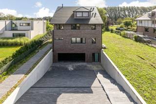 In een groene en uiterst discrete omgeving bevindt zich deze riante en energiezuinige nieuwbouwwoning, ontworpen met oog voor hedendaags...