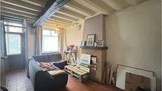 <strong>Comfortabele karaktervolle woning</strong> met 2 slaapkamers en <strong>STADSTERRAS </strong>en <strong>bordertuintje </strong>op een uitstekende ligging in het historisch <strong>centrum van Brugge</strong>.<br />Deze typisch Brugse woning vlakbij diverse winkels en de ring biedt de perfecte balans tussen Brugse authenticiteit en stedelijk gemak, met de vele modaliteiten die de Brugse binnenstad te bieden heeft op fiets- of wandelafstand!<br />+ Geen renovatieplicht!<br />+ Asbestveilig! <br />+ Uitstekende mobiscore  op 9,1 op 10!  <br />+ Thans verhuurd, dus ook interessant als vastgoedinvestering!<br />+ Mogelijkheid tot aankoop gelijkaardige aanpalende woning met huisnummer 144!<br /><br />Omvat een inkom, mooie living, ingerichte keuken, 2 slaapkamers, badkamer met ligbad, 2 toiletten, ruim terras met elektrisch zonnescherm, terrasberging en een bordertuintje <br />Vg,Wche,Gmo,Vkr,Gvv<br />P-score=B  G-score=B<br /><br />Bruikbare vloeroppervlakte  82 m²<br />Totale grondoppervlakte  68 m²