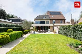 Deze ruime halfopen bebouwing uit 2003 is gelegen in een rustige, doodlopende straat, op korte afstand van winkels, scholen, belangrijke invalswegen en de Bourgoyen-Ossemeersen.<br /><br />De combinatie van een groene, residentiële omgeving en een vlotte bereikbaarheid maakt dit een bijzonder aangename gezinswoning.<br /><br />Via de inkomhal met ingemaakte kasten betreedt u de woning.<br /><br />Aansluitend komt u in de lichtrijke leefruimte met mooi zicht op de tuin, die naadloos overgaat in de ruime keuken met eetplaats.<br /><br />Naast de keuken bevinden zich een praktische wasplaats en een extra berging.<br /><br />Op de verdiepingen beschikt de woning over een living, vier volwaardige slaapkamers, aangevuld met meerdere bergruimtes.<br /><br />Verder zijn er twee badkamers en drie toiletten aanwezig.<br /><br />De woning staat op een ruim perceel met een zonnige tuin die geniet van veel privacy.<br /><br />Achteraan bevindt zich bovendien een ruim tuinhuis, ideaal als extra bergruimte, hobbyruimte of werkatelier.<br /><br />De oprit voorziet comfortabel parkeergelegenheid voor drie wagens.<br /><br />Extra troeven zijn de zonnepanelen en de regenwaterput van 14.000 liter, die bijdragen aan een energiezuiniger en duurzamer wooncomfort.<br /><br />De woning is beschikbaar vanaf juli 2027.<br /><br />Bel Top Vastgoed op 0475 700 700