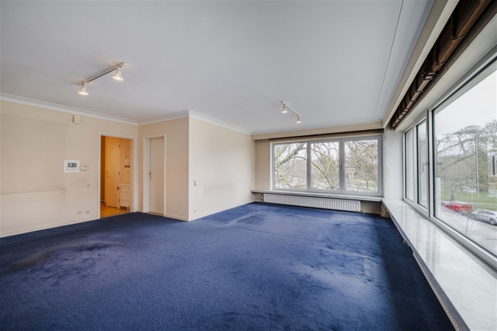 Hoekappartement met 2 slaapkamers en lift in het centrum - foto 3