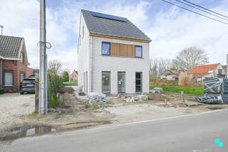 Ontdek deze nieuw te bouwen halfopen bebouwing, gelegen op een perceel van 475m² en met een bewoonbare oppervlakte van ca. 195m² (volgens...