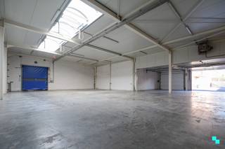 Dit magazijn van ca. 300 m² met automatische sectionaalpoort is toegankelijk via de afgesloten oprit en werd gebouwd in 2012. De voorzijde van...