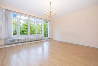 <p>UKKEL, Stallstraat, appartement met balkon op het zuiden, gelegen op de 1e verdieping van een klein appartementencomplex. Dit appartement van ± 93 m² valt op door zijn ruime indeling, lichte inrichting en uitstekende potentieel. Het bestaat uit een gezellige woonkamer, een keuken, 2 slaapkamers en een balkon met een ideale ligging op het zuiden, perfect om de hele dag van de zon te genieten. Het appartement is in zeer goede staat en biedt een solide basis voor een eventuele opknapbeurt naar eigen smaak. Het beschikt ook over een eigen kelder. EPC: D-.</p>
<p>Direct beschikbaar, het is een uitstekende kans voor zowel eigen bewoning als voor investering!</p>
<p><u>1e verdieping</u>:</p>
<ul>
<li>Hal met gepantserde deur</li>
<li>Keuken van ca. 9 m² met balkon op het zuiden</li>
<li>Woonkamer van ca. 25 m²</li>
<li>Slaapgedeelte</li>
<li>Slaapkamer van ca. 12 m²</li>
<li>Slaapkamer van ca. 16 m²</li>
<li>Toilet</li>
<li>Wasruimte (voormalige doucheruimte)</li>
<li>Doucheruimte (toegankelijk voor mindervaliden), voorheen 3<sup>e</sup> slaapkamer</li>
</ul>
<p>Kelder nr. 2 op -1</p>
