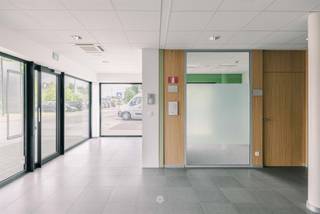 <p><span>BERCHEM - Bent u op zoek naar een veelzijdige handels- of kantoorruimte in centrum Berchem? </span></p><p><span> </span></p><p><span>Het pand heeft een totale oppervlakte van 168m² en werd gebouwd in 2016. Dankzij de recente bouw geniet het pand van een degelijke en kwalitatieve basis en biedt tal van mogelijkheden voor verschillende professionele activiteiten.</span></p><p><span> </span></p><p><span>De belangrijkste troeven:</span></p><ul><li><span>4 afzonderlijke praktijk- of kantoorruimtes</span></li><li><span>Ventilatiesysteem D + airco aanwezig</span></li><li><span>Goede visibiliteit </span></li><li><span>Parkeergelegenheid voor de deur</span></li><li><span>2 private parkeerplaatsen </span></li><li><span>Centrum Berchem</span></li></ul><p><span> </span></p><p><span>Zo ziet het pand eruit: </span></p><p><span>De handelsruimte bevindt zich op het gelijkvloers en beschikt over een ruime inkomhal met ontvangstruimte. Het pand omvat vier afzonderlijke praktijk- of kantoorruimtes die voor diverse doeleinden kunnen worden ingericht. Daarnaast is er een aparte keukenruimte aanwezig die toegang biedt tot een afgesloten terras.</span></p><p><span> </span></p><p><span>Verder beschikt het pand over twee bergingen, een technische ruimte en een sanitaire ruimte met twee toiletten. Achteraan het gebouw bevinden zich twee privatieve parkeerplaatsen. Er bestaat bovendien de mogelijkheid om bijkomende parkeerplatsen aan te kopen.</span></p><p><span> </span></p><p><span>Belangrijk:</span><span> </span></p><p><span>Richtprijs: €375.000 (Inclusief de twee parkeerplaatsen €10.000)</span></p><p><span>EPC: label A</span></p><p><span>Vrij bij akte</span></p><p><span> </span></p><p><span>Interesse in deze eigendom? Contacteer Céleste voor meer info of een bezoek via <span>oudenaarde@axellenaerts.be</span></span><span> of  055.60.30.00.</span></p><p><span> </span></p>