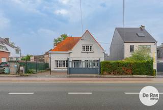 EERSTE BEZOEKDAG ZATERDAG 31/10 VAN 10U TOT 14U (Enkel op afspraak!).<br /><br />ERPE – Solide en uitstekend onderhouden vrijstaande woning met dubbele garage/atelier op centrale locatie.<br /><br />Deze verzorgde woning geniet van een centrale ligging in Erpe, op wandel- en fietsafstand van winkels, scholen en openbaar vervoer, met een vlotte aansluiting op de belangrijkste invalswegen. <br /><br />Op het gelijkvloers bevindt zich een ruime inkomhal die toegang biedt tot de gezellige leefruimte met open keuken en aansluitende leefveranda. Daarnaast is er een afzonderlijke eetkamer of polyvalente ruimte, ideaal voor een thuiskantoor, praktijk of zelfstandige activiteit. Mits aanpassing kan deze ruimte ook ingericht worden als extra slaapkamer met ensuite badkamer. Verder beschikt het gelijkvloers over een tweede veranda, gastentoilet en praktische wasplaats.<br /><br />De verdieping omvat een nachthal, ruime badkamer, twee volwaardige slaapkamers en extra bergruimte. Ook een droge kelder en opbergzolder zijn aanwezig.<br />Een absolute troef is het afzonderlijke bijgebouw met dubbele garage en opslagruimte. De ruime zolderverdieping biedt bijkomende inrichtingsmogelijkheden.<br />Buiten geniet u van een ruim terras, een oprit naar het bijgebouw en voldoende parkeergelegenheid vooraan.<br />Woning uitgerust met dubbele beglazing, zonnepanelen en cv op aardgas wat resulteert in een gunstig EPC (zonder renovatieplicht)<br />Een veelzijdige eigendom met ruimte om comfortabel te wonen én werken, ideaal voor wie op zoek is naar extra ruimte en mogelijkheden op een centrale locatie.<br /><br />Info &amp; bezoek: 053/60.65.60<br />De vermelde prijs is een richtprijs. Na ontvangst van de biedingen zal de verkoper beslissen of hij/zij de eigendom verkoopt aan het beste bod. De richtprijs is aldus niet bindend voor de verkoper. Voor meer info kunt u ons contacteren of het reglement raadplegen op onze website.