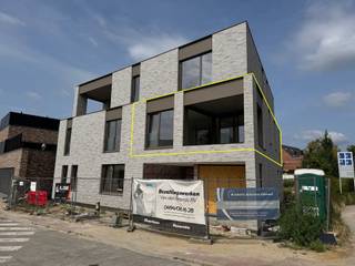 Dit nieuwbouw energiezuinig appartement(80m²) is gelegen te Muizen, vlot bereikbaar en nabij openbaar vervoer, invalswegen, school en supermarkt.Het appartement omvat een ruime living met ingerichte open keuken welke uitgeeft op het terras, 2 slaapkamers, gastentoilet, badkamer met inloopdouche, wasplaats en ondergrondse parking met kelderberging.De aanwezigheid van een warmte pomp met vloerverwarming, zonnepanelen en zonnescreens maken dit appartement compleet. Het appartement wordt volledig nieuw geschilderd.