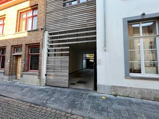 Ondergrondse autostaanplaats in het hartje van Brugge op toplocatie. <br />Makkelijk te bereiken en voldoende manoeuvreerruimte.
