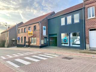 <p>In het centrum van Haasrode, vlakbij de kerk van Blanden bevindt zich deze veelzijdige eigendom met een praktijkruimte (200m²) op het gelijkvloers en een woning (157m²) gedeeltelijk op het gelijkvloers en gedeeltelijk op de eerste verdieping. De woning heeft een ruime leefruimte en open keuken, drie slaapkamers (waarvan 1 op het gelijkvloers, een berging met toilet en een praktische indeling die aansluit op hedendaags wooncomfort. De gelijkvloerse slaapkamer kan eveneens gebruikt worden als bureel of praktijkruimte. Boven de leefruimte is er bovendien nog een zolder die idealieter kan dienen als extra opbergruimte of door het plaatsen van een vaste trap nog 2 extra slaapkamers / bureel / hobbyruimte / … kan herbergen. <br />De handelsruimte zelf omvat een polyvalente ruimte, wachtzaal, wc, douche, berging, drie kabinetten, een refter met bureau, keuken en een buitenruimte. Extra comfort wordt voorzien door een bijkomende douche op dit niveau.</p>
<p>Mits het verkrijgen van een omgevingsvergunning en het uitvoeren van enkele werken kan deze handelswoning gesplitst worden in 2 kadastrale aparte eenheden<br /><br />Het pand is gelegen in een rustige buurt, recht tegenover de kerk, met in de onmiddellijke nabijheid diverse voorzieningen zoals Spar, Aldi, een drankencentrale en een bakker. Deze ligging combineert vlot bereikbare dagelijkse faciliteiten met een rustige woonomgeving.</p>
<p><strong>Wenst u een bezoek? Bel of mail Sally op 0478 570 999 of sally@connect-immo.be </strong></p>
<p>EPC appartement: 256 kWh/m² - UC:3040941 - label C EPC niet-residentiële eenheid: UC:3687023 - label C</p>
<p>Wg-Gdv-Gvkr-Gvv</p>