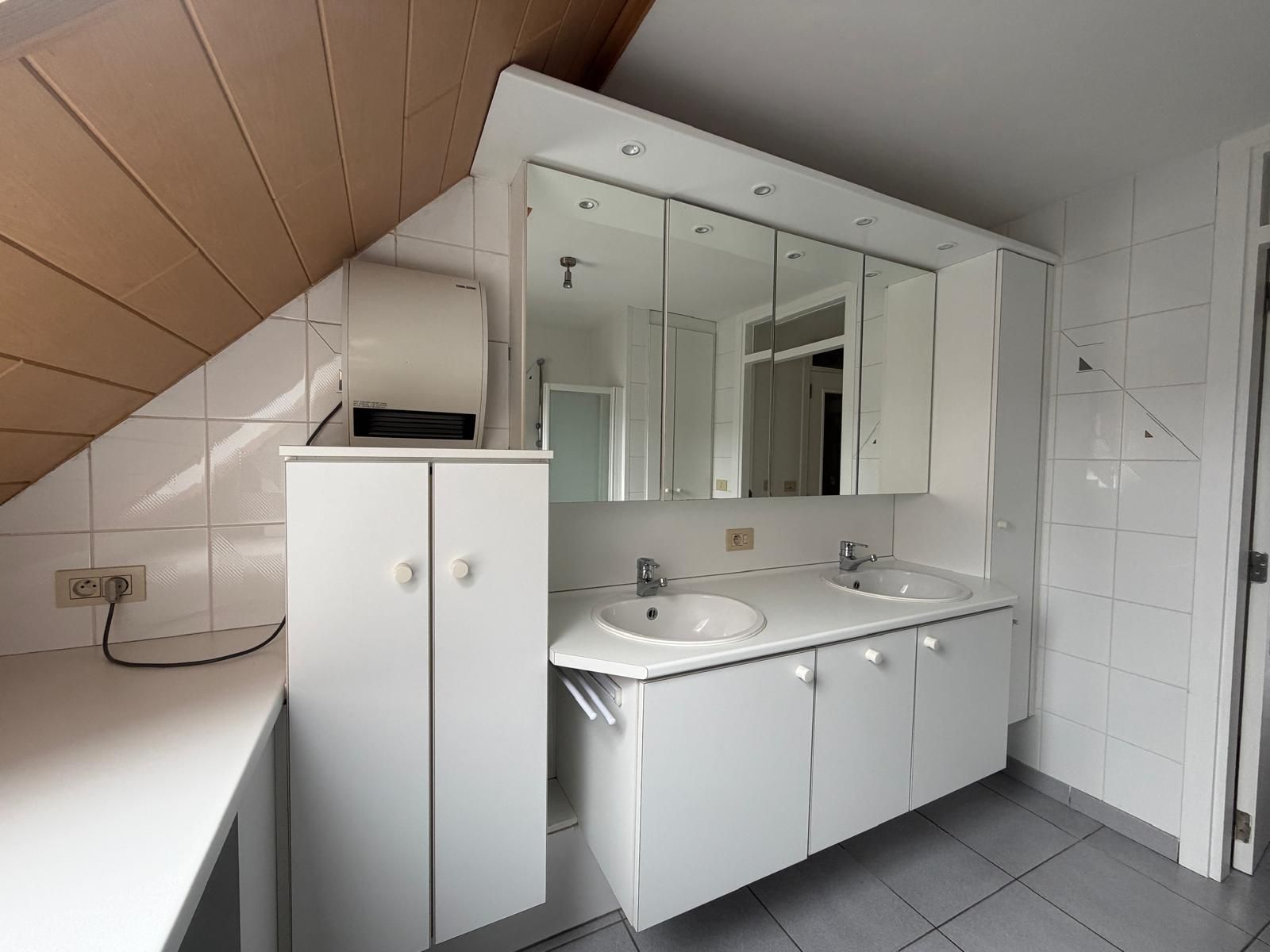 Duplex appartement te huur in hartje Zedelgem. - foto 5