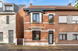 <p><strong>Gerenoveerde gezinswoning met 3 slaapkamers en garage nabij centrum en Kalmthoutse Heide</strong></p>
<p>Deze <strong>grondig gerenoveerde gezinswoning</strong> aan de Drieslei in Kalmthout werd in 2023 aangepakt door het erkende bouwbedrijf VASTGOED KONINGS VOETEN en combineert een <strong>frisse, hedendaagse uitstraling</strong> met een verrassend ruime indeling. De open leefruimte, moderne keuken, <strong>3 slaapkamers en 2 badkamers</strong> zorgen voor aangenaam wooncomfort. Achteraan beschikt de woning bovendien over een volledig omsloten tuin en een afzonderlijke garage.</p>
<p><strong>Gelijkvloerse verdieping<br /></strong>- Inkomhal met <strong>glazen voordeur</strong> en aansluitend toegang tot de leefruimtes<br />- Verrassend ruime en lichtrijke <strong>leef- en eetruimte</strong> met houtlook tegelvloer en een open karakter <br />- Hedendaagse <strong>open keuken met schiereiland</strong>, veel werkruimte en geïntegreerde toestellen waaronder koelkast, combi-microgolfoven, oven en inductiekookplaat met geïntegreerde dampkap<br />- Stijlvolle <strong>smeedijzeren binnendeur</strong> als extra architecturaal accent<br />- Tweede badkamer met <strong>ruime inloopdouche, dubbele lavabo en toilet</strong>, uitgevoerd in een moderne en tijdloze stijl<br />- Rechtstreeks aansluitende <strong>wasplaats<br /></strong>- Praktische zijtoegang, ideaal voor het stallen van fietsen en met rechtstreekse verbinding naar de leefruimte<br />- Woning is <strong>deels onderkelderd</strong></p>
<p><strong>Eerste verdieping<br /></strong>- <strong>2 volwaardige slaapkamers</strong> met aangename lichtinval<br />- Badkamer met <strong>ligbad, lavabomeubel en toileT<br /></strong>- Verzorgde, hedendaagse afwerking in neutrale tinten<br />- Vaste trap naar de tweede verdieping</p>
<p><strong>Tweede verdieping<br /></strong>- Volledig <strong>afgewerkte zolderverdieping</strong>, ingericht als volwaardige 3e slaapkamer<br />- Ook perfect geschikt als <strong>bureau- of hobbyruimte<br /></strong>- Natuurlijk daglicht via dakraam en bijkomend raam</p>
<p><strong>Tuin en buitenruimte<br /></strong>- <strong>Volledig omsloten tuin<br /></strong>- Onderhoudsvriendelijke buitenruimte met plaats voor een eet- of zithoek<br />- Achtergevel op het gelijkvloers afgewerkt met <strong>houten gevelbekleding<br /></strong>- Zijpoortje biedt een praktische verbinding tussen straat en<br />- Achteraan gelegen <strong>afzonderlijke garage met kantelpoort, raam en smeerput<br /></strong>- Garage bereikbaar via een servitudeweg en binnenin nog verder af te werken</p>
<p><strong>Bijzonderheden<br /></strong><strong> </strong>- <strong>Grondig gerenoveerd in 2023 door een erkend bouwbedrijf<br /></strong>- <strong>3 slaapkamers<br /></strong>-<strong> 2 badkamers<br /></strong>- Moderne open keukeN<br />- Afgewerkte zolder bereikbaar via vaste trap<br />- PVC ramen met <strong>dubbele beglazing<br /></strong>- Verwarming op aardgas<br />- Deels onderkelderd<br />- <strong>Afzonderlijke garage achteraan<br /></strong>- Volledig omsloten tuin</p>
<p><strong>Ligging</strong><br />Gelegen aan de <strong>Drieslei in Kalmthout</strong>, in een aangename woonomgeving met winkels, openbaar vervoer en dagelijkse voorzieningen vlot bereikbaar.<br />Een <strong>lagere school bevindt zich onmiddellijk achter het perceel</strong>, een praktische troef voor jonge gezinnen.</p>
<p><strong>Een verrassend ruime en grondig gerenoveerde woning met een frisse hedendaagse uitstraling, 3 slaapkamers, 2 badkamers, tuin en garage in Kalmthout.</strong></p>
<p>Bewoonbare opp. 160 m² ref.: bruto vloeropp. EPC-certificaat.</p>