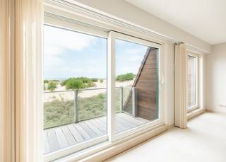 Appartement unique à louer avec une MAGNIFIQUE vue sur les dunes et la mer à Koksijde-Bad.<br /><br />Nous avons le plaisir de vous présenter cet appartement prêt à emménager, situé au deuxième étage d'une charmante résidence « Paola » dans la rue Gailly à Koksijde. Cet appartement bénéficie d’un emplacement EXCLUSIF, car ses terrasses offrent une MAGNIFIQUE vue sur les dunes et la mer. Ce bien prêt à emménager est parfait pour ceux qui recherchent le confort et un mode de vie tranquille, avec une surface habitable de 106 m² qui vous offre tout l’espace nécessaire pour en profiter pleinement. Son emplacement central vous permet d’avoir toutes les commodités à portée de main, tout en étant à proximité immédiate de la mer et des dunes.<br /><br /><br />L'appartement est divisé comme suit : vaste hall d'entrée avec vestiaire | pièce à vivre lumineuse donnant accès à 2 terrasses | cuisine entièrement équipée | débarras avec emplacement pour lave-linge | toilette séparée avec lavabo | salle d'eau avec douche et lavabo sous meuble | deux chambres à part entière donnant accès à une 3e terrasse ensoleillée | salle de bains avec baignoire, ensemble de douche, lavabo encastré et 2e toilette.<br /><br />La résidence dispose d’un local à vélos commun. Un box de garage fermé est INCLUS dans le prix.<br /><br />Vous recherchez un appartement spacieux et lumineux dans un environnement calme ? N’hésitez pas à nous contacter pour une visite et découvrez ce magnifique lieu de vie.