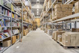 Zoekt u een instapklare loods met een uitstekende toegankelijkheid? Ontdek dit pand aan de Legeweg 165:Ruimte: 425 m² met gepolierde betonvloer. Vrije hoogte van 5,1m (nok 6,4m).Sectionale poort (4m x 4,2m) en drijfkracht (380V) aanwezig. Extra: verwarmd en voorzien van een lichtstraat.Huurvoorwaarden:*Waarborg: 3 maanden*Onroerende voorheffing: Ten laste van huurder*Beschikbaar: Direct beschikbaarAarzel zeker niet om contact op te nemen indien dit bedrijfsvastgoed bestaande uit een magazijn te huur u mogelijk kan interesseren.