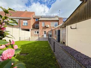<br />ENERGIEZUINIGE GEZINSWONING met EPC-label B, gelegen in het CENTRUM van Dikkelvenne (Gavere), met VLOTTE VERBINDING naar INVALSWEGEN, winkels, scholen en openbaar vervoer. Dankzij de PRAKTISCHE INDELING en RUIME BEWOONBARE OPPERVLAKTE van ca. 200 m² vormt deze woning de IDEALE THUISBASIS voor het HELE GEZIN. De aanwezigheid van ZONNEPANELEN EN AIRCO zorgt voor een LAGER ENERGIEVERBRUIK en extra WOONCOMFORT. De woning beschikt daarnaast over een FUNCTIONELE en DOORDACHTE INDELING met voldoende RUIMTE.<br />Via de centrale inkomhal heeft u toegang tot de inpandige garage, de ruime open leefruimte en de aanpalende ingerichte keuken. Onder de trap bevindt zich een praktische berging. Verder vinden we op het gelijkvloers nog een cv-lokaal met aansluitende badkamer/wasplaats. Op de 1ste verdieping geeft de nachthal toegang tot 3 ruime slaapkamers, een bureauruimte en een 2de ingerichte badkamer. De bergzolder biedt bijkomende opbergmogelijkheden.<br />Buitenshuis beschikt deze woning over een gezellige, omsloten tuin en een ruime tuinberging, ideaal voor extra opslag of hobbyruimte.<br /><br />Adres: Nijverheidsstraat 34 te Dikkelvenne (Gavere)<br /><br />EPC: 142kWh/m², G-score en P-score D, Geen renovatieverplichting van toepassing