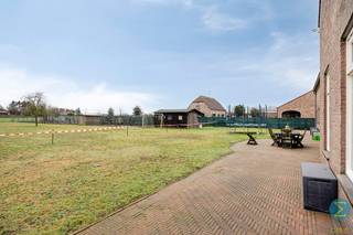 IN OPTIE : Energiezuinig en royaal landhuis met 4 slaapkamers, 2 badkamers, polyvalente ruimtes en grote garage op een zonnig zuidgericht perceel...