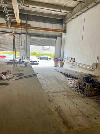 <p>Te huur: een ruimte met kantoren en magazijn, ideaal voor een bedrijf dat op zoek is naar een functionele en strategische locatie.</p>
<ul>
<li>
<p><strong>Adres</strong>: Chaussée de Tirlemont 75, 5030 Gembloux</p>
</li>
<li>
<p><strong>Oppervlakte</strong>: kantoren + magazijn (details op aanvraag)</p>
</li>
<li>
<p><strong>Huurprijs</strong>: €5.000 per maand</p>
</li>
</ul>
<p><strong>Troeven van de locatie:</strong><br />Gelegen aan de ingang van Gembloux, biedt het gebouw een vlotte verbinding met de grote wegen richting Namen, Brussel en Charleroi. De Chaussée de Tirlemont is een drukke weg die uitstekende zichtbaarheid biedt voor professionele activiteiten. Winkels, diensten en woonwijken bevinden zich vlakbij, wat het gemakkelijk maakt voor werknemers. Het station van Gembloux, met goede verbindingen, ligt op slechts enkele minuten afstand.</p>
<p><strong>Ideaal voor</strong>: logistieke bedrijven, distributieactiviteiten, ateliers met kantoorruimte, of elk project dat een magazijn met kantoren vereist.</p>