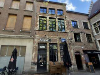 Sur la Stadswaag, une rue animée située au cœur du quartier étudiant très vivant, se trouve ce bureau de caractère d’environ 77,5 m², doté d’une agréable terrasse de 6 m².Le bâtiment possède une riche histoire qui remonte au moins au XVIIe siècle. Construit à l’origine comme une maison en profondeur traditionnelle d’Anvers, il a été doté en 1844 de sa façade sobre actuelle, de style néoclassique. Aujourd’hui, le bâtiment est surtout connu pour abriter l’emblématique café étudiant Klimax.L'espace de bureau allie ce caractère historique au confort contemporain. Grâce à ses grandes baies vitrées, l'intérieur bénéficie d'une abondance de lumière naturelle. L'espace dispose en outre d'une kitchenette, de toilettes et d'une terrasse : l'idéal pour une pause-café détendue ou un déjeuner informel en plein air.Sa situation centrale offre un environnement de travail animé, avec de nombreux cafés, restaurants, magasins et transports en commun accessibles à pied.