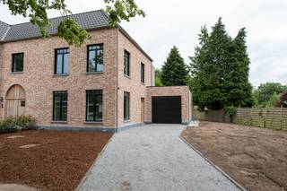 Zeer leuke nieuwbouwwoning op een aangename locatie in Essen - Heikant. Deze halfopen bebouwing is voorzien van een leefruimte met keuken, een ruime zithoek, een centrale hal met toilet en ruimte voor vestiaire en een inpandige garage. Op de eerste verdieping vind je drie leuke slaapkamers en een badkamer. Via een vaste trap heb je toegang tot de tweede verdieping die je perfect kan inrichten met een extra slaapkamer. <br />Verkoop onder registratierechten, dus mogelijks 2%!